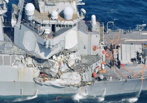 Savaş gemisi kaza yaptı 10 asker kayıp